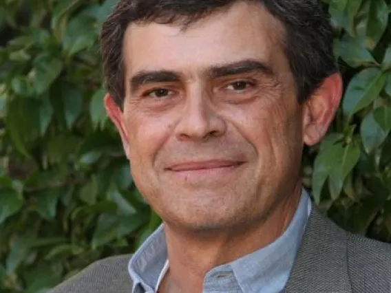 Eduardo Saez headshot